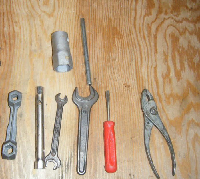 Bordwerkzeug vorher zugeschnitten.jpg (1.69 MiB) 3660 mal betrachtet Der Bordwerkzeugsatz von eBay