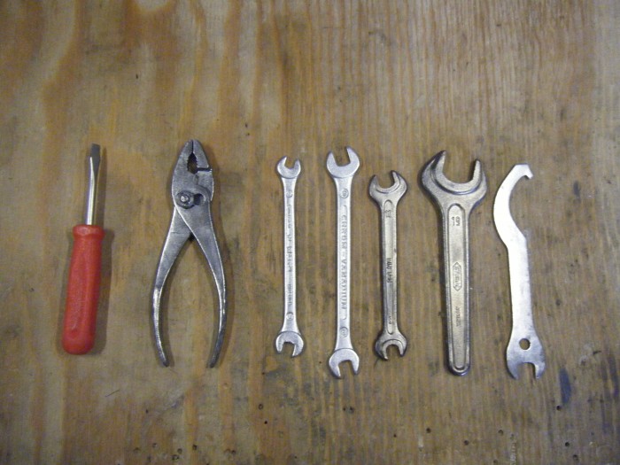 Bordwerkzeug nachher.JPG (2.02 MiB) 3660 mal betrachtet Das polierte, ergänzte Bordwerkzeug