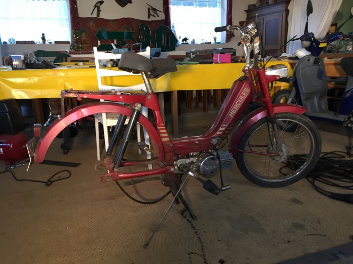 Das ist das gute Stück musste erstmal hinten das ketten Rad Tauschen da war nämlich eins mit 42 Zähnen drauf und ich bin nicht den Berg hoch gekommen :)) jetzt revidiere ich den Motor überhole alles und lackiere sie neu. Bei frage Melde ich mich