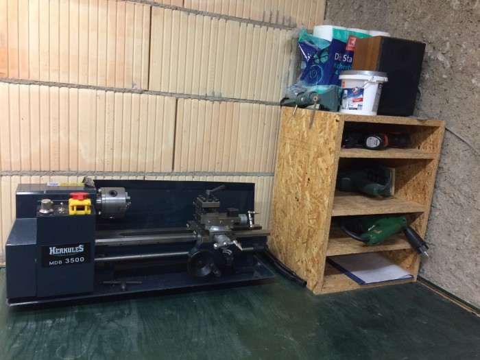 Drehbank.JPG (1.8 MiB) 7104 mal betrachtet Hier ist die Drehbank zu sehen.