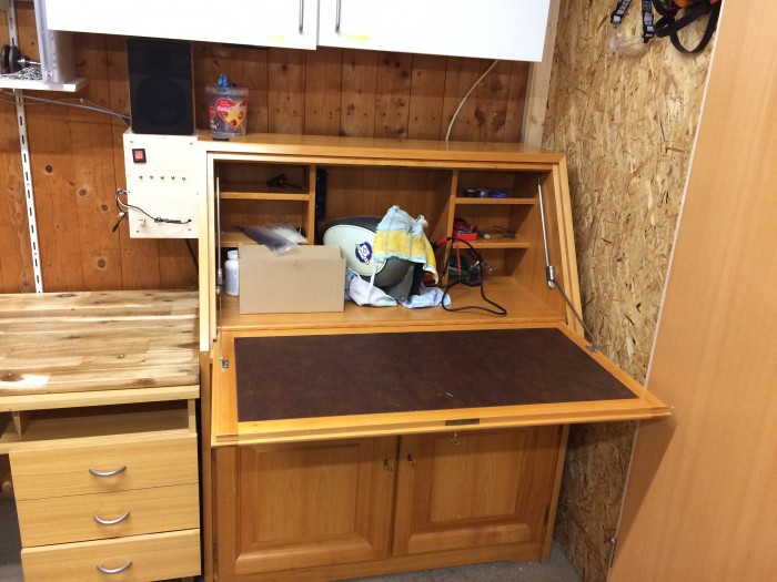 Sekretär.JPG (1.72 MiB) 9518 mal betrachtet Der Sekretär soll so eine Art Elektrik-Zentrum werden, hier will ich alles machen, was mit Elektrik zu tun hat. Ist aber noch nicht ganz fertig...