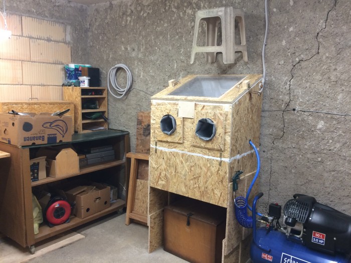 Strahlkabine (2).JPG (2.13 MiB) 9518 mal betrachtet An der hinteren Steinwand steht die Strahlkabine und der Kompressor.