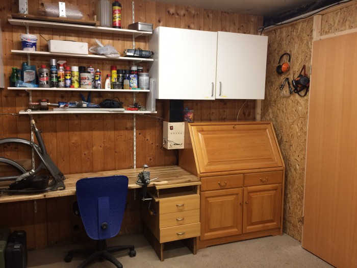 Tisch und Sekretär.JPG (1.61 MiB) 7089 mal betrachtet An der rechten Wand steht ein niedrigerer Tisch, um auch mal was im Sitzen machen zu können.