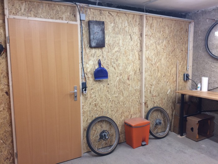 Tür.JPG (1.77 MiB) 7089 mal betrachtet Und hier kommt man rein :)