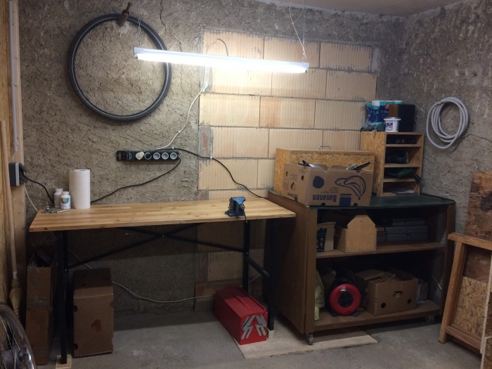 Werkbank.JPG (1.79 MiB) 7104 mal betrachtet Die Werkbank steht, neben dem großen Wagen, auf dem die Drehbank unter der OSB-Haube steht, an der linken Wand meiner Werkstatt.