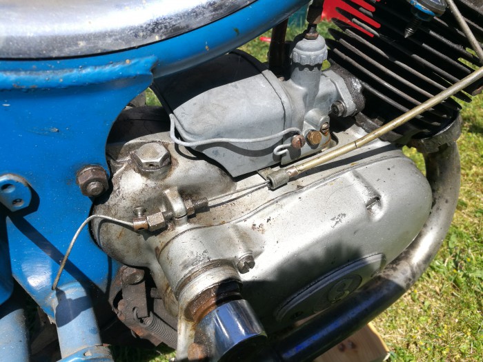Aufnahme eingehängter Motor mit montiertem Zylinder und Vergaser